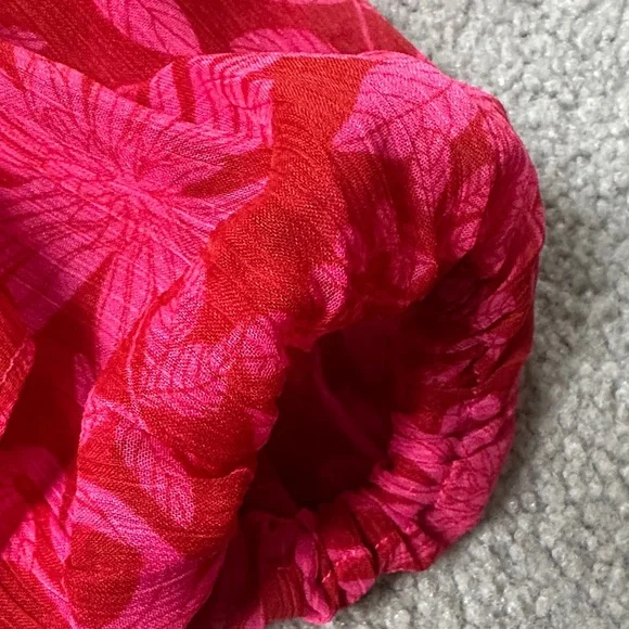 Sophia Vergara Red Floral V-Neck Peplum Top - Picture 7 of 7